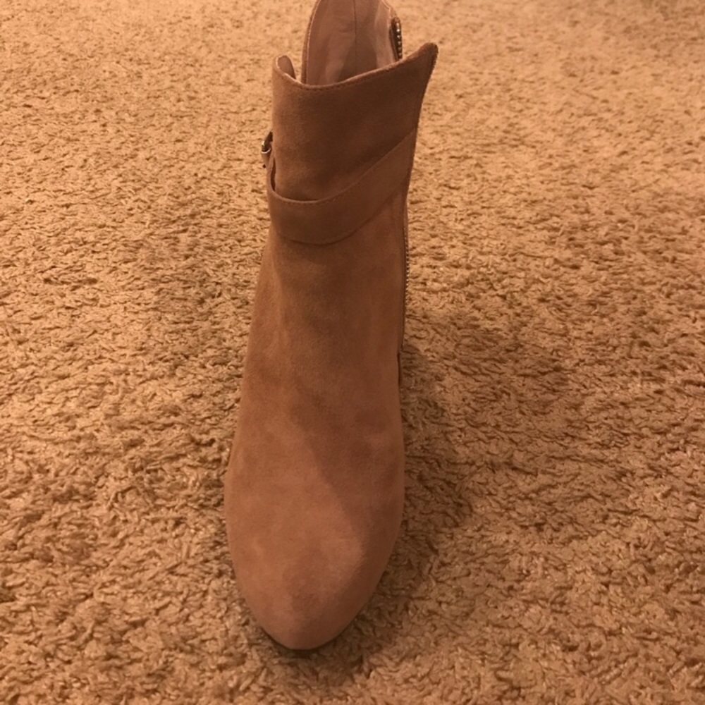 NWOT!! Vince Camuto beige booties size 10